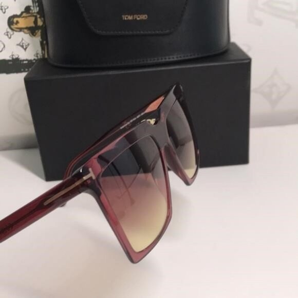 NEW Tom Ford TF764 69T Sunglasses – Shiny Bordeaux Frame / Gradient Bordeaux Le main image 6